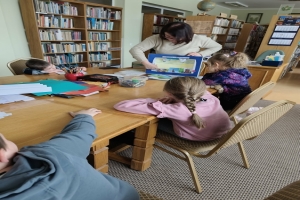 Ferie w bibliotece – książka tunelowa